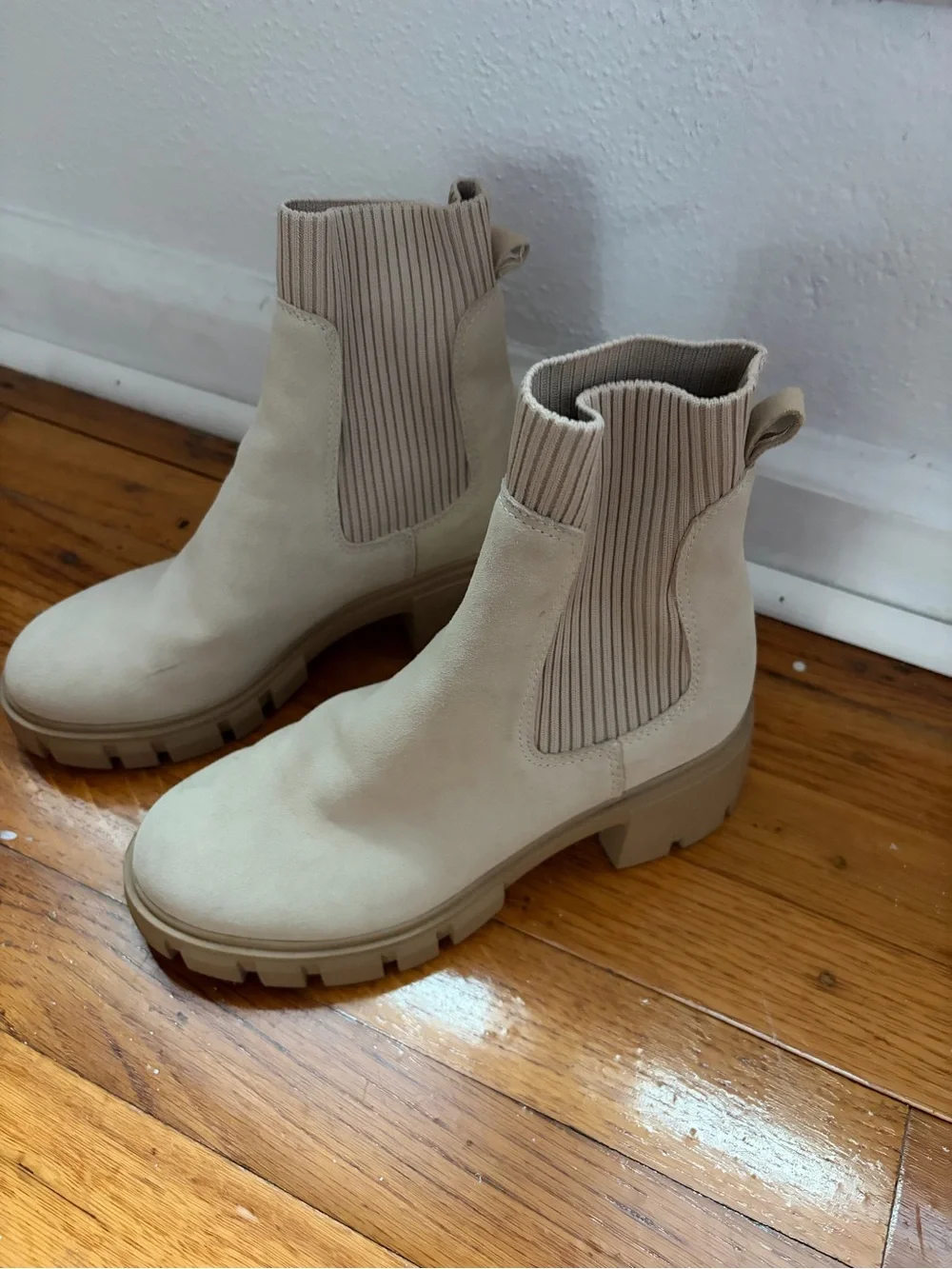Women’s Steve Madden Cream Ribbed Chelsea Ankle Boots (6.5)